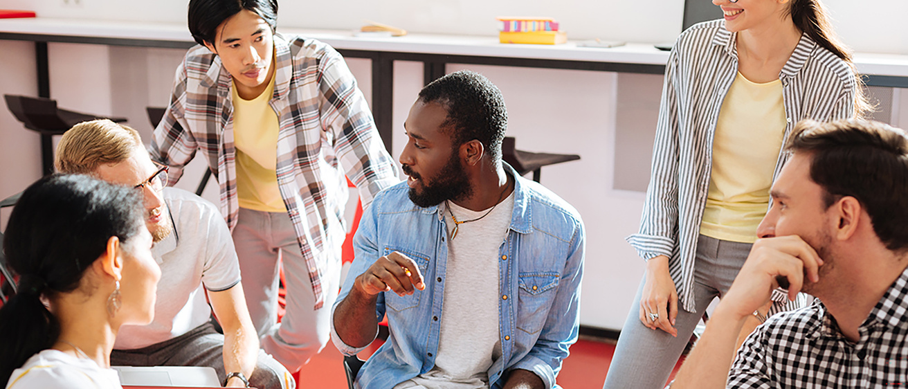group of teachers has a discussion