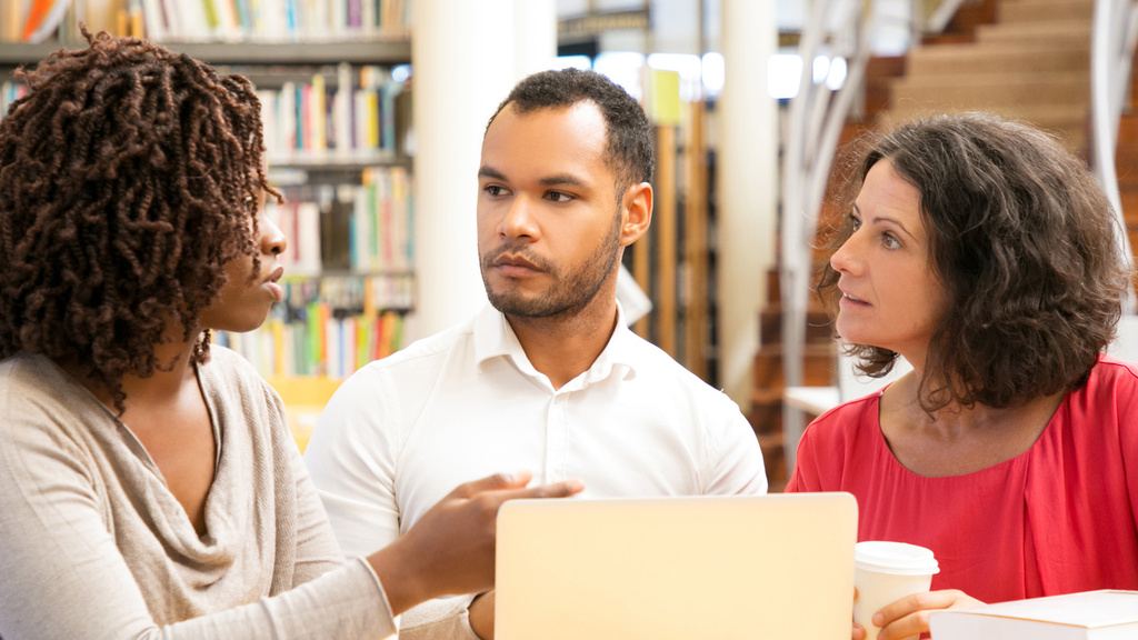 three teachers discuss together